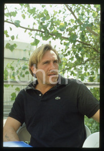 35mm vintage slide* 1985 VENEZIA Gérard DEPARDIEU Mostra del cinema (26) La diapositiva &egrave; stata scattata in occasione della 42&ordf; Mostra del cinema di Venezia. CONDIZIONI: GOOD Tutti i diritti riservati.E' severamente vietata la riproduzione.  ICharta mette in vendita, sul negozio eBay e in esclusiva sul sito "icharta" il proprio archivio composto da numerose diapositive e negativi fotografici d'epoca, tutti originali e autentici, che attraversano la storia del costume italiano tra gli la fine degli anni Sessanta e Novanta.Si tratta di uno sguardo inedito sull'attualit&agrave;, la politica, la vita quotidiana, il gossip e la cultura, che fotografa il cambiamento della nazione in quest'ultimo scorcio del XX secolo. Un'occasione unica per il mercato del collezionismo, che vede finalmente disponibile un archivio eccezionale per vastit&agrave;, tematiche e condizioni, in un settore (il negativo fotografico e la diapositiva) di assoluta novit&agrave; e dalle interessanti prospettive di investimento.     originale e autentica 1