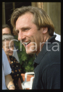 35mm vintage slide* 1985 VENEZIA Gérard DEPARDIEU Mostra del cinema (27) La diapositiva &egrave; stata scattata in occasione della 42&ordf; Mostra del cinema di Venezia. CONDIZIONI: GOOD Tutti i diritti riservati.E' severamente vietata la riproduzione.  ICharta mette in vendita, sul negozio eBay e in esclusiva sul sito "icharta" il proprio archivio composto da numerose diapositive e negativi fotografici d'epoca, tutti originali e autentici, che attraversano la storia del costume italiano tra gli la fine degli anni Sessanta e Novanta.Si tratta di uno sguardo inedito sull'attualit&agrave;, la politica, la vita quotidiana, il gossip e la cultura, che fotografa il cambiamento della nazione in quest'ultimo scorcio del XX secolo. Un'occasione unica per il mercato del collezionismo, che vede finalmente disponibile un archivio eccezionale per vastit&agrave;, tematiche e condizioni, in un settore (il negativo fotografico e la diapositiva) di assoluta novit&agrave; e dalle interessanti prospettive di investimento.     originale e autentica 1