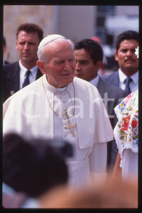 35mm vintage slide* 1993 MEXICO - YUCATAN Papa Giovanni Paolo II  Diapositiva d'epoca, in formato 35 mm.CONDIZIONI: GOODE' severamente vietata la riproduzione. Tutti i diritti sono riservati.Nella diapositiva ICharta mette in vendita, sul negozio eBay e in esclusiva sul sito "icharta" il proprio archivio composto da numerose diapositive e negativi fotografici d'epoca, tutti originali e autentici, che attraversano la storia del costume italiano tra gli la fine degli anni Sessanta e Novanta.Si tratta di uno sguardo inedito sull'attualit&agrave;, la politica, la vita quotidiana, il gossip e la cultura, che fotografa il cambiamento della nazione in quest'ultimo scorcio del XX secolo. Un'occasione unica per il mercato del collezionismo, che vede finalmente disponibile un archivio eccezionale per vastit&agrave;, tematiche e condizioni, in un settore (il negativo fotografico e la diapositiva) di assoluta novit&agrave; e dalle interessanti prospettive di investimento.  FAIR/discreto   originale e autentica 1