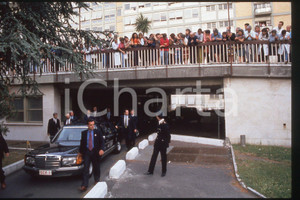 35mm vintage slide* 1994 ROMA Policlinico Gemelli - Giovanni Paolo II (2)  Diapositiva d'epoca, in formato 35 mm.CONDIZIONI: GOODE' severamente vietata la riproduzione. Tutti i diritti sono riservati.Nella diapositiva ICharta mette in vendita, sul negozio eBay e in esclusiva sul sito "icharta" il proprio archivio composto da numerose diapositive e negativi fotografici d'epoca, tutti originali e autentici, che attraversano la storia del costume italiano tra gli la fine degli anni Sessanta e Novanta.Si tratta di uno sguardo inedito sull'attualit&agrave;, la politica, la vita quotidiana, il gossip e la cultura, che fotografa il cambiamento della nazione in quest'ultimo scorcio del XX secolo. Un'occasione unica per il mercato del collezionismo, che vede finalmente disponibile un archivio eccezionale per vastit&agrave;, tematiche e condizioni, in un settore (il negativo fotografico e la diapositiva) di assoluta novit&agrave; e dalle interessanti prospettive di investimento.  FAIR/discreto   originale e autentica 1