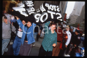 35mm vintage slide* 1995 NEW YORK St. Patrick Cathedral - Pro-choice group 1  Diapositiva d'epoca, in formato 35 mm.CONDIZIONI: GOODE' severamente vietata la riproduzione. Tutti i diritti sono riservati.Nella diapositiva ICharta mette in vendita, sul negozio eBay e in esclusiva sul sito "icharta" il proprio archivio composto da numerose diapositive e negativi fotografici d'epoca, tutti originali e autentici, che attraversano la storia del costume italiano tra gli la fine degli anni Sessanta e Novanta.Si tratta di uno sguardo inedito sull'attualit&agrave;, la politica, la vita quotidiana, il gossip e la cultura, che fotografa il cambiamento della nazione in quest'ultimo scorcio del XX secolo. Un'occasione unica per il mercato del collezionismo, che vede finalmente disponibile un archivio eccezionale per vastit&agrave;, tematiche e condizioni, in un settore (il negativo fotografico e la diapositiva) di assoluta novit&agrave; e dalle interessanti prospettive di investimento.  FAIR/discreto   originale e autentica 1