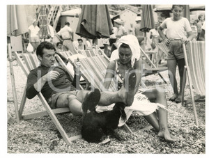 Fotografia d epoca originale 1958 SAN FRUTTUOSO Ugo TOGNAZZI e Caprice CHANTAL in spiaggia  Foto vintage 1