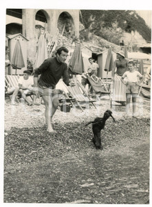 Fotografia d epoca originale 1958 SAN FRUTTUOSO Ugo TOGNAZZI gioca con il cane in spiaggia  Foto RARA 1