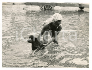 Fotografia d epoca originale 1958 SAN FRUTTUOSO Caprice CHANTAL gioca con il cane in mare  Foto vintage RARA 1