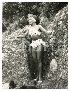 Fotografia d epoca originale 1958 SAN FRUTTUOSO Caprice CHANTAL in bikini nella natura  Foto vintage RARA 1
