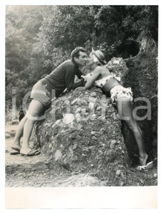 1958 SAN FRUTTUOSO Bacio tra Ugo TOGNAZZI e Caprice CHANTAL nella natura - Foto  Fotografia vintage rara d'epoca.Timbro archivio Publifoto Genova al verso.FORMATO: cm 18x24CONDIZIONI: G (lievi difetti di stampa)ICHARTA mette in vendita le stampe vintage della collezione Publifoto Genova, per la maggior parte inedita o in tiratura di pochi esemplari. Si tratta di un'ottima opportunit&agrave; di investimento per i collezionisti di fotografie d'epoca.    originale e autentica 1