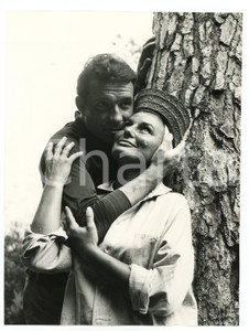 1958 SAN FRUTTUOSO Ugo TOGNAZZI e Caprice CHANTAL presso un albero - Foto RARA  Fotografia vintage rara d'epoca.Timbro archivio Publifoto Genova al verso.FORMATO: cm 18x24CONDIZIONI: G (lievi difetti di stampa)ICHARTA mette in vendita le stampe vintage della collezione Publifoto Genova, per la maggior parte inedita o in tiratura di pochi esemplari. Si tratta di un'ottima opportunit&agrave; di investimento per i collezionisti di fotografie d'epoca.    originale e autentica 1