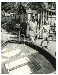 1958 PORTOFINO PERRY COMO con Roselle BELLINE - Foto vintage RARA Luglio 1958Fotografia vintage rara d'epoca.Timbro archivio Publifoto Genova al verso.FORMATO: cm 18x24CONDIZIONI: G (lievi difetti di stampa)ICHARTA mette in vendita le stampe vintage della collezione Publifoto Genova, per la maggior parte inedita o in tiratura di pochi esemplari. Si tratta di un'ottima opportunit&agrave; di investimento per i collezionisti di fotografie d'epoca.      originale e autentica 1