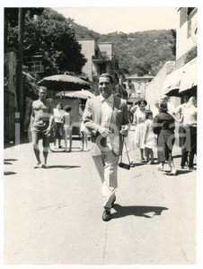 1958 PORTOFINO PERRY COMO a passeggio in vacanza - Foto vintage RARA Luglio 1958Fotografia vintage rara d'epoca.Timbro archivio Publifoto Genova al verso.FORMATO: cm 18x24CONDIZIONI: G (lievi difetti di stampa)ICHARTA mette in vendita le stampe vintage della collezione Publifoto Genova, per la maggior parte inedita o in tiratura di pochi esemplari. Si tratta di un'ottima opportunit&agrave; di investimento per i collezionisti di fotografie d'epoca.      originale e autentica 1