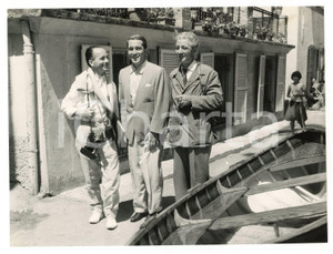 1958 PORTOFINO PERRY COMO in posa con il fotografo - Foto vintage RARA Luglio 1958Fotografia vintage rara d'epoca.Timbro archivio Publifoto Genova al verso.FORMATO: cm 18x24CONDIZIONI: G (lievi difetti di stampa)ICHARTA mette in vendita le stampe vintage della collezione Publifoto Genova, per la maggior parte inedita o in tiratura di pochi esemplari. Si tratta di un'ottima opportunit&agrave; di investimento per i collezionisti di fotografie d'epoca.      originale e autentica 1