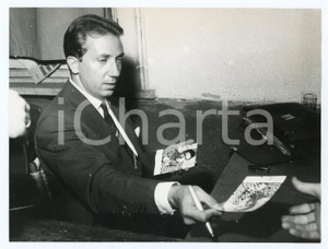 1958 LIDO DI GENOVA Caravella d'Oro - Mike BONGIORNO firma autografi (2) Foto Luglio 1958Fotografia vintage rara d'epoca, scattata in occasione di una serata per i vincitori di "Lascia o Raddoppia".Timbro archivio Publifoto Genova al verso.FORMATO: cm 18x24CONDIZIONI: FAIR (difetti di stampa)ICHARTA mette in vendita le stampe vintage della collezione Publifoto Genova, per la maggior parte inedita o in tiratura di pochi esemplari. Si tratta di un'ottima opportunit&agrave; di investimento per i collezionisti di fotografie d'epoca.      originale e autentica 1