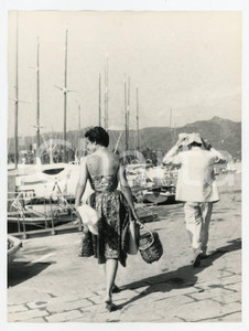 1958 SANTA MARGHERITA LIGURE Totò a passeggio si ripara dal sole (2) Foto 24x18 7 Agosto 1958Fotografia vintage rara d'epoca, nella quale Tot&ograve; e la compagna Franca Faldini sono ritratti di spalle durante una passeggiata.Timbro archivio Publifoto Genova al verso.FORMATO: cm 18x24CONDIZIONI: G (lievi difetti di stampa e ondulatura marginale)ICHARTA mette in vendita le stampe vintage della collezione Publifoto Genova, per la maggior parte inedita o in tiratura di pochi esemplari. Si tratta di un'ottima opportunit&agrave; di investimento per i collezionisti di fotografie d'epoca.      originale e autentica 1