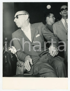 1958 GENOVA Arrivo di IGOR STRAVINSKIJ (2) Fotografia vintage RARA 18x24 cm 19 AGOSTO 1958Arrivo di Igor' F&euml;dorovič Stravinskij a GenovaFotografia vintage rara d'epoca.Timbro originale archivio Publifoto Genova al versoFORMATO: cm 24 x 18CONDIZIONI: FAIR (lievi difetti di stampa)ICHARTA mette in vendita le stampe vintage della collezione Publifoto Genova, la maggior parte inedita o comunque in tiratura di pochi esemplari. Si tratta di un'ottima opportunit&agrave; di investimento per i collezionisti di fotografie d'epoca.    originale e autentica 1