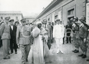 1959 GENOVA Arrivo di un Maharaja indiano (4) - Foto vintage RARA 24x18 cm 23 Settembre 1959Fotografia vintage rara d'epoca.Timbro archivio Publifoto Genova al verso.FORMATO: cm 24x18CONDIZIONI: FAIR (difetti di stampa)ICHARTA mette in vendita le stampe vintage della collezione Publifoto Genova, per la maggior parte inedita o in tiratura di pochi esemplari. Si tratta di un'ottima opportunit&agrave; di investimento per i collezionisti di fotografie d'epoca.    originale e autentica 1
