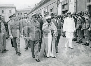 1959 GENOVA Arrivo di un Maharaja indiano (5) - Foto vintage RARA 24x18 cm 23 Settembre 1959Fotografia vintage rara d'epoca.Timbro archivio Publifoto Genova al verso.FORMATO: cm 24x18CONDIZIONI: FAIR (difetti di stampa)ICHARTA mette in vendita le stampe vintage della collezione Publifoto Genova, per la maggior parte inedita o in tiratura di pochi esemplari. Si tratta di un'ottima opportunit&agrave; di investimento per i collezionisti di fotografie d'epoca.    originale e autentica 1