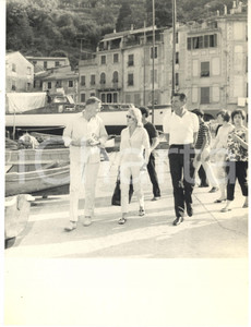 1962 PORTOFINO Glenn FORD e Hope LANGE in vacanza - Foto vintage RARA 1962Fotografia vintage rara d'epoca.Timbro archivio Publifoto Genova al verso.FORMATO: 18x24 cm CONDIZIONI: GICHARTA mette in vendita le stampe vintage della collezione Publifoto Genova, per la maggior parte inedita o in tiratura di pochi esemplari. Si tratta di un'ottima opportunit&agrave; di investimento per i collezionisti di fotografie d'epoca.    originale e autentica 1