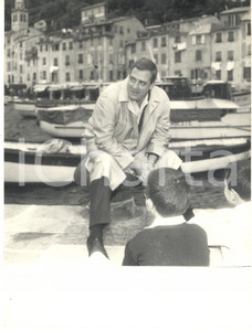 1962 PORTOFINO Attore Raymond BURR con un gruppo di bambini (3) Foto 1962Fotografia vintage rara d'epoca.Timbro archivio Publifoto Genova al verso.FORMATO: 18x24 cm CONDIZIONI: FAIR (lievi difetti di stampa; ondulature)ICHARTA mette in vendita le stampe vintage della collezione Publifoto Genova, per la maggior parte inedita o in tiratura di pochi esemplari. Si tratta di un'ottima opportunit&agrave; di investimento per i collezionisti di fotografie d'epoca.     originale e autentica 1