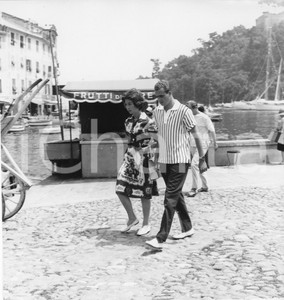 1962 PORTOFINO Juan Carlos di Borbone a passeggio con Sofia di Grecia (2) Foto 1962Fotografia vintage rara d'epoca.Timbro archivio Publifoto Genova al verso.FORMATO: 18x19 cm CONDIZIONI: G (lievi increspature marginali)ICHARTA mette in vendita le stampe vintage della collezione Publifoto Genova, per la maggior parte inedita o in tiratura di pochi esemplari. Si tratta di un'ottima opportunit&agrave; di investimento per i collezionisti di fotografie d'epoca.    originale e autentica 1