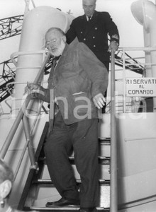 1954 GENOVA Ernest HEMINGWAY in arrivo dall'Africa - Foto vintage RARA 1954Fotografia vintage rara d'epoca.Timbro archivio Publifoto Genova al verso.FORMATO: 18x24 cm CONDIZIONI: FAIR (minime increspature marginali e difetti di stampa)ICHARTA mette in vendita le stampe vintage della collezione Publifoto Genova, per la maggior parte inedita o in tiratura di pochi esemplari. Si tratta di un'ottima opportunit&agrave; di investimento per i collezionisti di fotografie d'epoca.    originale e autentica 1