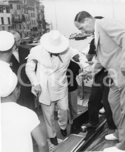 1959 PORTOFINO Arrivo di Winston CHURCHILL in barca (2) Foto vintage 18x21 1959Fotografia vintage rara d'epoca.Timbro archivio Publifoto Genova al verso.FORMATO: 18x21 cm CONDIZIONI: G (minimi difetti di stampa)ICHARTA mette in vendita le stampe vintage della collezione Publifoto Genova, per la maggior parte inedita o in tiratura di pochi esemplari. Si tratta di un'ottima opportunit&agrave; di investimento per i collezionisti di fotografie d'epoca.    originale e autentica 1