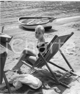 1959 PARAGGI (GE) Attrice Virna LISI in spiaggia (1) Foto vintage 18x20 cm 1959Fotografia vintage rara d'epoca.Timbro archivio Publifoto Genova al verso.FORMATO: 18x20 cm CONDIZIONI: G (minima sbrecciatura marginale)ICHARTA mette in vendita le stampe vintage della collezione Publifoto Genova, per la maggior parte inedita o in tiratura di pochi esemplari. Si tratta di un'ottima opportunit&agrave; di investimento per i collezionisti di fotografie d'epoca.    originale e autentica 1