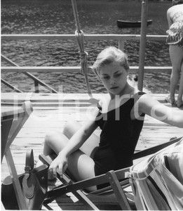 1959 PARAGGI (GE) Attrice Virna LISI in spiaggia (2) Foto vintage 18x20 cm 1959Fotografia vintage rara d'epoca.Timbro archivio Publifoto Genova al verso.FORMATO: 18x20 cm CONDIZIONI: G ICHARTA mette in vendita le stampe vintage della collezione Publifoto Genova, per la maggior parte inedita o in tiratura di pochi esemplari. Si tratta di un'ottima opportunit&agrave; di investimento per i collezionisti di fotografie d'epoca.    originale e autentica 1