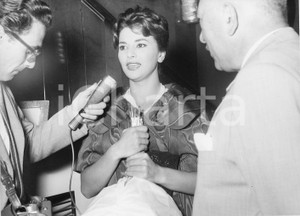 1959 GENOVA Giovanna RALLI intervistata al Cinema Palazzo *Foto vintage 24x18 cm 1959Fotografia vintage rara d'epoca, scattata in occasione dell'anteprima de "Il generale Della Rovere".Timbro archivio Publifoto Genova al verso.FORMATO: 24x18 cm CONDIZIONI: GICHARTA mette in vendita le stampe vintage della collezione Publifoto Genova, per la maggior parte inedita o in tiratura di pochi esemplari. Si tratta di un'ottima opportunit&agrave; di investimento per i collezionisti di fotografie d'epoca.    originale e autentica 1