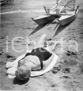 1959 PARAGGI (GE) Attrice Virna LISI in spiaggia (5) Foto vintage 18x20 cm 1959Fotografia vintage rara d'epoca.Timbro archivio Publifoto Genova al verso.FORMATO: 18x20 cm CONDIZIONI: FAIR (difetti di stampa; lieve increspatura marginale)ICHARTA mette in vendita le stampe vintage della collezione Publifoto Genova, per la maggior parte inedita o in tiratura di pochi esemplari. Si tratta di un'ottima opportunit&agrave; di investimento per i collezionisti di fotografie d'epoca.    originale e autentica 1