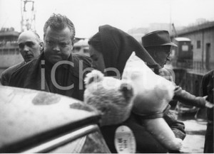 1959 GENOVA Orson WELLES alla stazione marittima con la moglie Paola MORI - Foto 1959Fotografia vintage rara d'epoca.Timbro archivio Publifoto Genova al verso.FORMATO: 24x18 cm CONDIZIONI: FAIR (ondulature al lato destro; difetti di stampa)ICHARTA mette in vendita le stampe vintage della collezione Publifoto Genova, per la maggior parte inedita o in tiratura di pochi esemplari. Si tratta di un'ottima opportunit&agrave; di investimento per i collezionisti di fotografie d'epoca.    originale e autentica 1