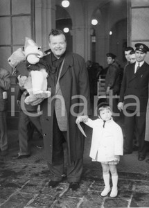 1959 GENOVA Orson WELLES alla stazione marittima con la figlia (1) Foto vintage 1959Fotografia vintage rara d'epoca.Timbro archivio Publifoto Genova al verso.FORMATO: 18x24 cm CONDIZIONI: POOR (difetti di stampa evidenti)ICHARTA mette in vendita le stampe vintage della collezione Publifoto Genova, per la maggior parte inedita o in tiratura di pochi esemplari. Si tratta di un'ottima opportunit&agrave; di investimento per i collezionisti di fotografie d'epoca.    originale e autentica 1
