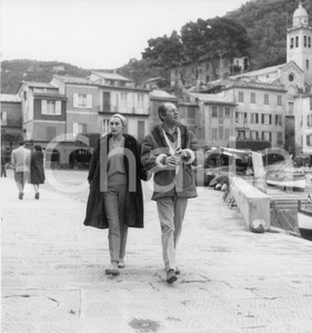 1959 PORTOFINO Rex HARRISON e Kay KENDALL in vacanza (2) Foto vintage 18x19 1959Fotografia vintage rara d'epoca.Timbro archivio Publifoto Genova al verso.FORMATO: 18x19 cm CONDIZIONI: G (lieve piegatura al lato superiore)ICHARTA mette in vendita le stampe vintage della collezione Publifoto Genova, per la maggior parte inedita o in tiratura di pochi esemplari. Si tratta di un'ottima opportunit&agrave; di investimento per i collezionisti di fotografie d'epoca.    originale e autentica 1