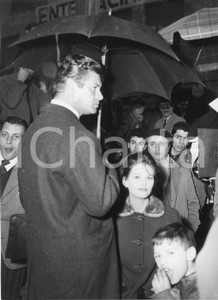1959 GENOVA Film "Il Magistrato" José SUAREZ Claudia CARDINALE sul set - Foto 1959Fotografia vintage rara d'epoca, scattata sul set del film di Luigi Zampa "Il Magistrato".Timbro archivio Publifoto Genova al verso.FORMATO: 18x24 cm CONDIZIONI: FAIR (difetti di stampa)ICHARTA mette in vendita le stampe vintage della collezione Publifoto Genova, per la maggior parte inedita o in tiratura di pochi esemplari. Si tratta di un'ottima opportunit&agrave; di investimento per i collezionisti di fotografie d'epoca.    originale e autentica 1
