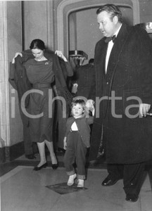 1958 GENOVA Orson WELLES con Paola MORI 2 Foto vintage RARA 9 gennaio 1958GENOVAOrson Welles con Paola MoriFotografia vintage rara d'epoca.Timbro archivio Publifoto Genova al versoFormato: cm 24 x 18Condizioni: FAIR (difetti di stampa)ICHARTA mette in vendita le stampe vintage della collezione Publifoto Genova, per la maggior parte inedita o comunque in tiratura di pochi esemplari. Si tratta di un'ottima opportunit&agrave; di investimento per i collezionisti di fotografie d'epoca.    originale e autentica 1