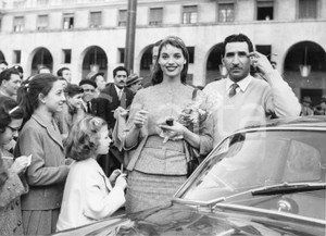 Fotografia d epoca originale 1957 GENOVA Rally del Cinema  Elsa MARTINELLI Aldo APPIGNANI Foto 24x18 cm 1 1
