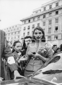 1957 GENOVA Rally del Cinema - Elsa MARTINELLI in Piazza della Vittoria (2) Foto 1957Fotografia vintage rara d'epoca.Timbro archivio Publifoto Genova al verso.FORMATO: 18x24 cm CONDIZIONI: FAIR (difetti di stampa)ICHARTA mette in vendita le stampe vintage della collezione Publifoto Genova, per la maggior parte inedita o in tiratura di pochi esemplari. Si tratta di un'ottima opportunit&agrave; di investimento per i collezionisti di fotografie d'epoca.    originale e autentica 1