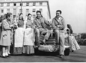 1957 GENOVA Rally del Cinema - Silvio NOTO ed Enzo TORTORA con donne in costume 1957Fotografia vintage rara d'epoca.Timbro archivio Publifoto Genova al verso.FORMATO: 24x18 cm CONDIZIONI: FAIR (difetti di stampa)ICHARTA mette in vendita le stampe vintage della collezione Publifoto Genova, per la maggior parte inedita o in tiratura di pochi esemplari. Si tratta di un'ottima opportunit&agrave; di investimento per i collezionisti di fotografie d'epoca.    originale e autentica 1
