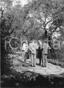1957 PORTOFINO Principi Ranieri e Grace di Monaco (3) Foto vintage 18x24 1957Fotografia vintage rara d'epoca.Timbro archivio Publifoto Genova al verso.FORMATO: 18x24 cm CONDIZIONI: FAIR (lievi ondulature e difetti di stampa)ICHARTA mette in vendita le stampe vintage della collezione Publifoto Genova, per la maggior parte inedita o in tiratura di pochi esemplari. Si tratta di un'ottima opportunit&agrave; di investimento per i collezionisti di fotografie d'epoca.    originale e autentica 1