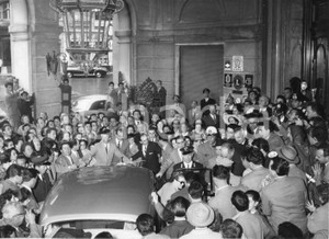 1957 GENOVA Hotel Colombia - Arrivo Ranieri e Grace di Monaco - Giornalisti 1957Fotografia vintage rara d'epoca.Timbro archivio Publifoto Genova al verso.FORMATO: 24x18 cm CONDIZIONI: G (lievi difetti di stampa)ICHARTA mette in vendita le stampe vintage della collezione Publifoto Genova, per la maggior parte inedita o in tiratura di pochi esemplari. Si tratta di un'ottima opportunit&agrave; di investimento per i collezionisti di fotografie d'epoca.    originale e autentica 1