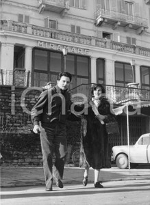 1955 SANTA MARGHERITA LIGURE Hotel MIRAMARE Franco INTERLENGHI Antonella LUALDI 1955Fotografia vintage rara d'epoca.Timbro archivio Publifoto Genova al verso.FORMATO: 18x24 cm CONDIZIONI: FAIR (lievi increspature; minimi difetti di stampa)ICHARTA mette in vendita le stampe vintage della collezione Publifoto Genova, per la maggior parte inedita o in tiratura di pochi esemplari. Si tratta di un'ottima opportunit&agrave; di investimento per i collezionisti di fotografie d'epoca.    originale e autentica 1