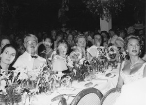 1955 MONTECARLO Sporting d'Eté - Silvana MANGANO Vittorio DE SICA Martine CAROL 1955Fotografia vintage rara d'epoca.Timbro archivio Publifoto Genova al verso.FORMATO: 24x18 cm CONDIZIONI: GICHARTA mette in vendita le stampe vintage della collezione Publifoto Genova, per la maggior parte inedita o in tiratura di pochi esemplari. Si tratta di un'ottima opportunit&agrave; di investimento per i collezionisti di fotografie d'epoca.    originale e autentica 1