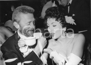 Agosto 1955 MONTECARLO Sporting d'Eté -Brindisi Kirk DOUGLAS Gina LOLLOBRIGIDA 1955Fotografia vintage rara d'epoca.Timbro archivio Publifoto Genova al verso.FORMATO: 24x18 cm CONDIZIONI: GICHARTA mette in vendita le stampe vintage della collezione Publifoto Genova, per la maggior parte inedita o in tiratura di pochi esemplari. Si tratta di un'ottima opportunit&agrave; di investimento per i collezionisti di fotografie d'epoca.    originale e autentica 1