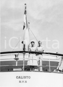 1955 PARAGGI Duchi di WINDSOR in navigazione sul CALISTO - Foto 18x24 cm 1955Fotografia vintage rara d'epoca.Timbro archivio Publifoto Genova al verso.FORMATO: 18x24 cm CONDIZIONI: FAIR (increspature al margine superiore)ICHARTA mette in vendita le stampe vintage della collezione Publifoto Genova, per la maggior parte inedita o in tiratura di pochi esemplari. Si tratta di un'ottima opportunit&agrave; di investimento per i collezionisti di fotografie d'epoca.    originale e autentica 1