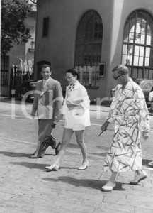 1953 RAPALLO Duchi di WINDSOR a passeggio - Foto vintage 18x24 cm 1953Fotografia vintage rara d'epoca.Timbro archivio Publifoto Genova al verso.FORMATO: 18x24 cm CONDIZIONI: G (ma difetti di stampa)ICHARTA mette in vendita le stampe vintage della collezione Publifoto Genova, per la maggior parte inedita o in tiratura di pochi esemplari. Si tratta di un'ottima opportunit&agrave; di investimento per i collezionisti di fotografie d'epoca.    originale e autentica 1
