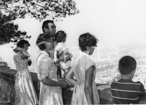 1954 GENOVA Anthony QUINN con la moglie Katherine DeMILLE e i figli (2) Foto 1954Fotografia vintage rara d'epoca.Timbro archivio Publifoto Genova al verso.FORMATO: 24x18 cm CONDIZIONI: GICHARTA mette in vendita le stampe vintage della collezione Publifoto Genova, per la maggior parte inedita o in tiratura di pochi esemplari. Si tratta di un'ottima opportunit&agrave; di investimento per i collezionisti di fotografie d'epoca.    originale e autentica 1
