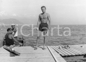 1952 SANTA MARGHERITA LIGURE Attore Jacques SERNAS al mare - Foto 24x18 cm 1952Fotografia vintage rara d'epoca.Timbro archivio Publifoto Genova al verso.FORMATO: 24x18 cm CONDIZIONI: FAIR (evidenti difetti di stampa)ICHARTA mette in vendita le stampe vintage della collezione Publifoto Genova, per la maggior parte inedita o in tiratura di pochi esemplari. Si tratta di un'ottima opportunit&agrave; di investimento per i collezionisti di fotografie d'epoca.    originale e autentica 1