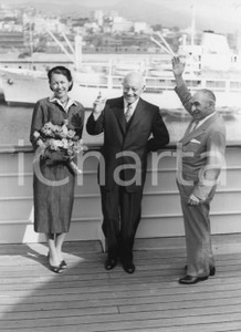 1954 GENOVA M/N Constitution - Arrivo regista Cecil B. DE MILLE *Foto 18x24 cm 1954Fotografia vintage rara d'epoca.Timbro archivio Publifoto Genova al verso.FORMATO: 18x24 cm CONDIZIONI: GICHARTA mette in vendita le stampe vintage della collezione Publifoto Genova, per la maggior parte inedita o in tiratura di pochi esemplari. Si tratta di un'ottima opportunit&agrave; di investimento per i collezionisti di fotografie d'epoca.    originale e autentica 1