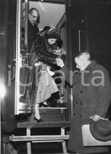 1955 GENOVA Stazione ferroviaria - Arrivo Reali di Grecia (1) Foto 18x24 cm 1955Fotografia vintage rara d'epoca, che ritrae l'arrivo da Milano dei sovrani di Grecia (Re Paolo e regina Federica di Hannover).Timbro archivio Publifoto Genova al verso.FORMATO: 18x24 cm CONDIZIONI: FAIR (piccoli difetti di stampa)ICHARTA mette in vendita le stampe vintage della collezione Publifoto Genova, per la maggior parte inedita o in tiratura di pochi esemplari. Si tratta di un'ottima opportunit&agrave; di investimento per i collezionisti di fotografie d'epoca.    originale e autentica 1