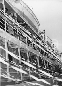 1955 GENOVA Piroscafo PACE parte per le nozze di Maria Pia di Savoia (2) Foto 1955Fotografia vintage rara d'epoca, scattata a bordo del piroscafo "Pace".Timbro archivio Publifoto Genova al verso.FORMATO: 18x24 cm CONDIZIONI: G (ma difetti di stampa)ICHARTA mette in vendita le stampe vintage della collezione Publifoto Genova, per la maggior parte inedita o in tiratura di pochi esemplari. Si tratta di un'ottima opportunit&agrave; di investimento per i collezionisti di fotografie d'epoca.    originale e autentica 1