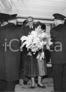 1955 GENOVA Stazione ferroviaria - Arrivo Reali di Grecia (4) Foto 18x24 cm 1955Fotografia vintage rara d'epoca, che ritrae l'arrivo da Milano dei sovrani di Grecia (Re Paolo e regina Federica di Hannover).Timbro archivio Publifoto Genova al verso.FORMATO: 18x24 cm CONDIZIONI: FAIR (difetti di stampa)ICHARTA mette in vendita le stampe vintage della collezione Publifoto Genova, per la maggior parte inedita o in tiratura di pochi esemplari. Si tratta di un'ottima opportunit&agrave; di investimento per i collezionisti di fotografie d'epoca.    originale e autentica 1