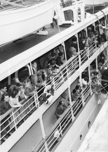 1955 GENOVA Piroscafo PACE parte per le nozze di Maria Pia di Savoia (3) Foto 1955Fotografia vintage rara d'epoca, scattata a bordo del piroscafo "Pace".Timbro archivio Publifoto Genova al verso.FORMATO: 18x24 cm CONDIZIONI: G (ma difetti di stampa)ICHARTA mette in vendita le stampe vintage della collezione Publifoto Genova, per la maggior parte inedita o in tiratura di pochi esemplari. Si tratta di un'ottima opportunit&agrave; di investimento per i collezionisti di fotografie d'epoca.    originale e autentica 1